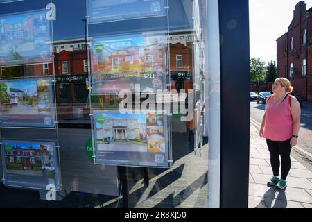 Manchester, Grande-Bretagne. 22nd juin 2023. Une femme est présente par un agent immobilier à Manchester, en Grande-Bretagne, en 22 juin 2023. La Banque d'Angleterre (BoE) a augmenté son taux d'intérêt de référence de 0,5 points de pourcentage à 5 pour cent, a-t-elle déclaré jeudi. Credit: Jon Super/Xinhua/Alay Live News Banque D'Images