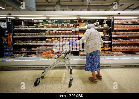 Liverpool, Grande-Bretagne. 22nd juin 2023. Une femme fait ses courses dans un supermarché à Liverpool, en Grande-Bretagne, en 22 juin 2023. La Banque d'Angleterre (BoE) a augmenté son taux d'intérêt de référence de 0,5 points de pourcentage à 5 pour cent, a-t-elle déclaré jeudi. Credit: Jon Super/Xinhua/Alay Live News Banque D'Images