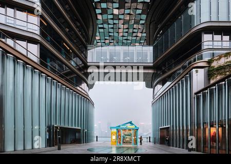 Hong Kong, Chine - avril 2023 : centre commercial moderne K11 Musea et sa façade en verre à Tsim Sha Tsui Banque D'Images