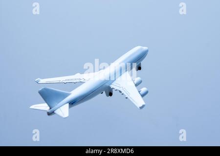 Avion dans le ciel bleu, gros plan de la photo avec flou artistique Banque D'Images