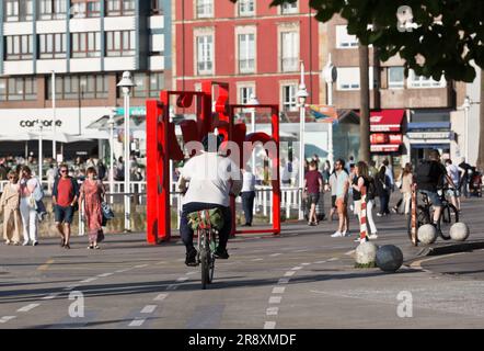 Gijón, Asturies, nord de l'Espagne. Las Letronas est une sculpture urbaine. Il représente le logo touristique de la ville Banque D'Images