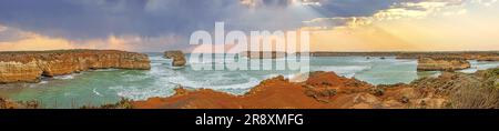 Vue panoramique sur les falaises escarpées le long de la Great Ocean Road dans l'État sud-australien de Victoria, près de Melbourne, au coucher du soleil Banque D'Images