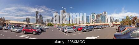 Vue panoramique de Melbourne prise depuis le parking animé en face du centre commercial pendant la journée Banque D'Images