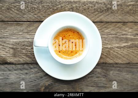 Tasse de café fraîchement préparé sur fond de bois. Arrière-plan alimentaire, espace de copie. Banque D'Images