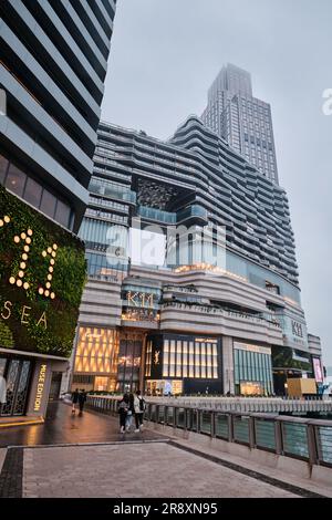 Hong Kong, Chine - avril 2023 : centre commercial moderne K11 Musea et sa façade en verre à Tsim Sha Tsui Banque D'Images