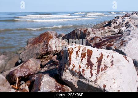 L'huile s'est répandue sur la jetée du parc national de Grand Isle. La jetée le long du col de Barataria. Banque D'Images