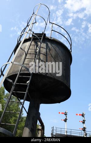Tour d'eau utilisée pour le réapprovisionnement des locomotives à vapeur, Grosmont, North Yorkshire Moors Railway, Royaume-Uni. Banque D'Images