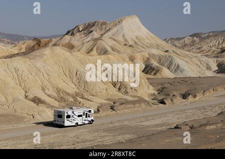 Un camping-car RoadBear au 20 Mule Team Canyon, parc national de la Vallée de la mort, Californie, États-Unis. Banque D'Images