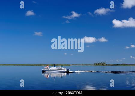 Bateau à la réserve naturelle nationale de Chassowitzka, dans le golfe du Mexique, près de Spring Hill, en Floride Banque D'Images