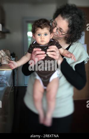 Grand-mère, 59 ans, et petite-fille, 7 mois Banque D'Images