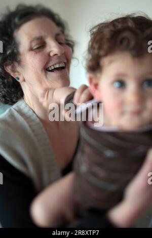 Grand-mère, 59 ans, et petite-fille, 7 mois Banque D'Images