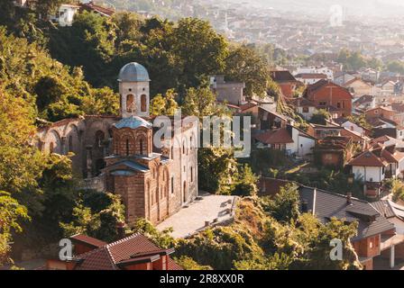 Église orthodoxe serbe du Saint Sauveur, Prizren, Kosovo. Construit vers 1330, il est devenu la cible de violences ethniques en 2004 et a été gravement endommagé Banque D'Images