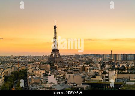 Horizon de Paris au coucher du soleil avec la Tour Eiffel Banque D'Images