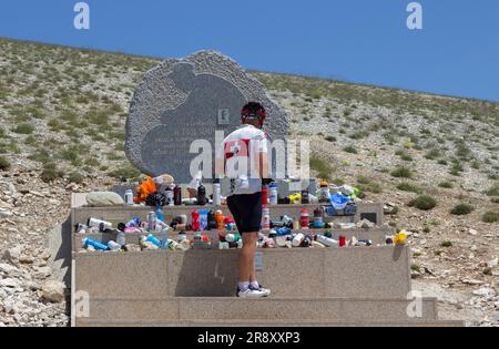 Mont Ventoux (1 910 mètres) surnommé le géant de Provence ou le Mont Bald. Stèle en hommage à Tom Simpson qui est mort sur les pentes de Ventoux lors du Tour de France 1967. Vaucluse, France Banque D'Images