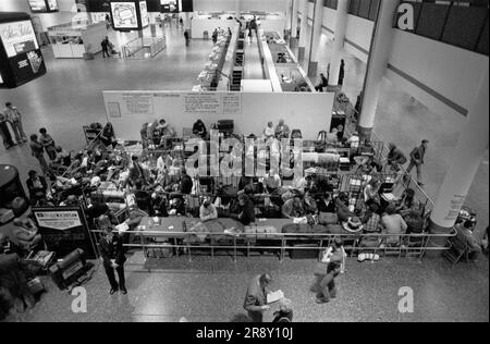 Clients passagers faisant la queue toute la nuit pour acheter des billets dans la matinée pour Freddie Lakers inaugural Skytrain, vol qui a eu lieu parmi beaucoup de battage médiatique le 26 septembre 1977. Il s'agissait d'un service quotidien à petit prix entre Londres Gatwick et JFK à New York. ANNÉES 1970 ROYAUME-UNI HOMER SYKES Banque D'Images