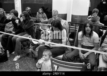 Clients passagers faisant la queue toute la nuit pour acheter des billets dans la matinée pour Freddie Lakers inaugural Skytrain, vol qui a eu lieu parmi beaucoup de battage médiatique le 26 septembre 1977. Il s'agissait d'un service quotidien à petit prix entre Londres Gatwick et JFK à New York. ANNÉES 1970 ROYAUME-UNI HOMER SYKES Banque D'Images