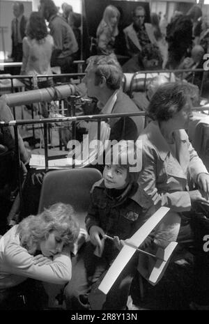 Fatigué fils de mère épuisé, les passagers attendent toute la nuit à l'aéroport de Gatwick pour pouvoir acheter des billets pour le Skytrain Freddie Laker, le vol inaugural a eu lieu parmi beaucoup de battage médiatique le 26 septembre 1977. Il s'agissait d'un service quotidien à petit prix entre Londres Gatwick et JFK à New York. ANNÉES 1970 ROYAUME-UNI HOMER SYKES Banque D'Images