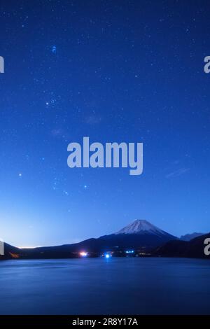 Lac Motosu et Mt. Fuji et ciel étoilé Banque D'Images