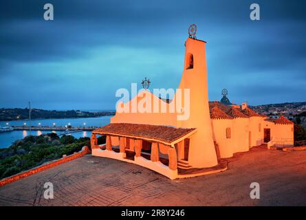 L'église symbole de la costa smeralda - la Stella Maris, Porto Cervo, Sardaigne Banque D'Images