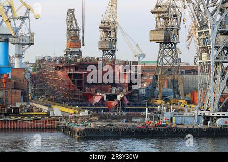 Le brise-glace russe Ural (Урал), le plus grand et le plus puissant brise-glace nucléaire au monde en construction, Baltic Shipyard Dock, Saint-Pétersbourg Banque D'Images