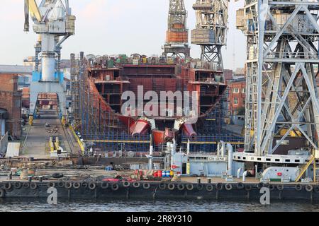 Le brise-glace russe Ural (Урал), le plus grand et le plus puissant brise-glace nucléaire au monde en construction, Baltic Shipyard Dock, Saint-Pétersbourg Banque D'Images