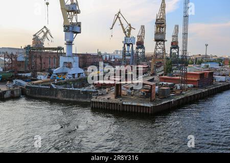 Le brise-glace russe Ural (Урал), le plus grand et le plus puissant brise-glace nucléaire au monde en construction, Baltic Shipyard Dock, Saint-Pétersbourg Banque D'Images