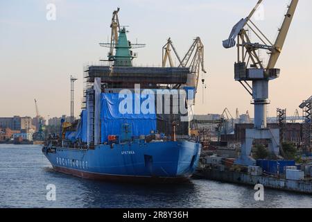 Le brise-glace russe Arktika (Арктика), le plus grand et le plus puissant brise-glace nucléaire au monde en construction, Baltic Shipyard, Saint-Pétersbourg Banque D'Images