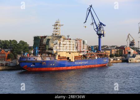 Le brise-glace russe Viktor Tchernomyrdine (Виктор Черномырдин), le plus grand et le plus puissant brise-glace diesel-électrique construit en Russie, à Saint-Pétersbourg Banque D'Images