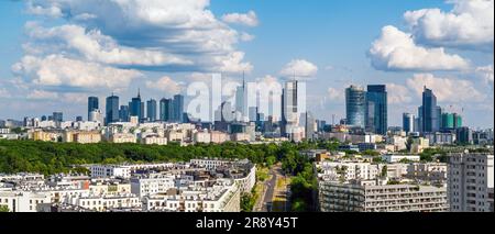 Paysage aérien du centre-ville de Varsovie, gratte-ciel panoramique sous ciel bleu ciel nuageux Banque D'Images