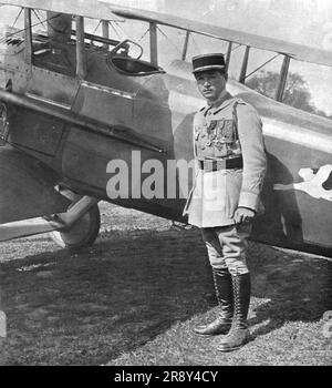 ''combat Eyrien; six Allemands "Descendus" en deux heures; le sous-lieutenant Fonck, officier de la Légion d'Honneur, apère six victoires eyriennes du 8 mai 1918', 1918. De "l'Album de la guerre 1914-1919, Volume 2" [l'Illustration, Paris, 1924]. Banque D'Images