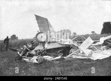 ''un heros de l'aviation Britannique; le Lieutenant Warneford; les débris de l'appareil lieutenant avec lequel se tua a Buc, par imprudence, le Warneford, le premier aviateur vainqueur d'un zeppelin', 1915. De "l'Album de la guerre 1914-1919, Volume 2" [l'Illustration, Paris, 1924]. Banque D'Images