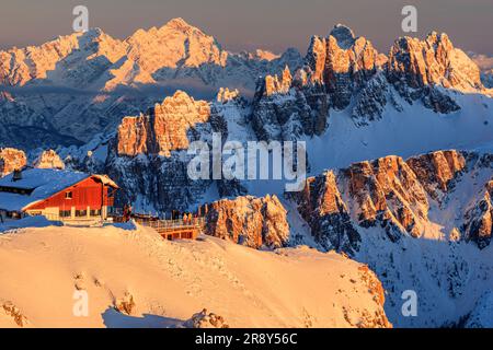 Rifugio Lagazuoi , en arrière-plan Antelao, Croda da Lago, Belluno, Tyrol du Sud, Dolomites, Italie, hiver Banque D'Images