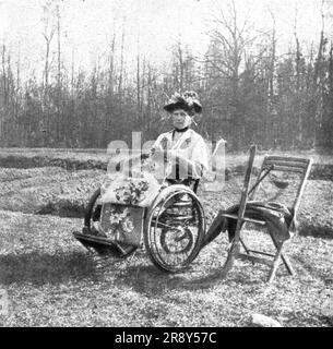 ''les Romanof a Tsarskoie-Selo; l'imperatrice, en cauteuil roulant, Travelle a ouvrace de broderie, en régdant sa famille gardiner', 1917. De "l'Album de la guerre 1914-1919, Volume 2" [l'Illustration, Paris, 1924]. Banque D'Images