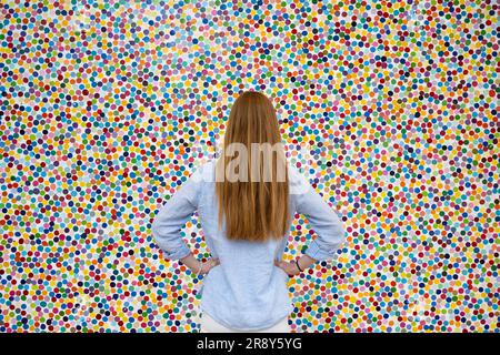 Londres, Royaume-Uni. 23 juin 2023. Un membre du personnel de «Toddler's Cloud», 2016, par Damien Hirst (environ 400 000 £-600 000 £), à l'occasion d'un aperçu des faits saillants de la vente de «20th Century to Now» chez Phillips. Les maîtres du siècle 20th, les œuvres d'après-guerre et les pièces contemporaines seront mis aux enchères dans les galeries de Phillips Berkeley Square le 30 juin. Credit: Stephen Chung / Alamy Live News Banque D'Images