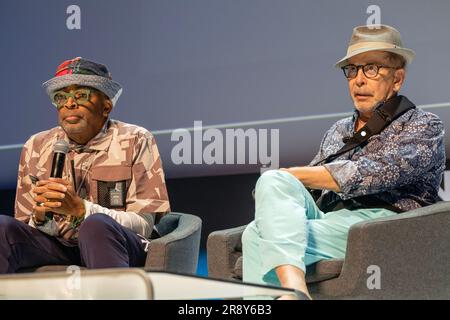 Cannes, France - 23 juin 2023 : Spike Lee (cinéaste primé de l'Académie, PDG DDB Spike Lee) et Barry Brown (rédacteur, rédacteur, réalisateur, B A Brown Inc) ont assisté sur scène au séminaire du créateur de l'année : session Spike Lee aux Lions de Cannes 2023 © ifnm press Banque D'Images