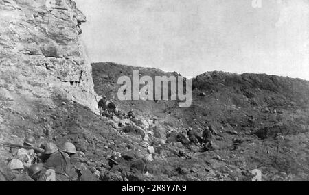 'Sans l'enceinte du fort de Douaumont, le 22 mai a 15 heures, trois heures près de l'assaut; Soldats de l'Infanterie et du génie occupant, dans la région Sud-Ouest du fort, un tranché hativement creusene Autour du massif de maconerie, a l'interieur duquel l'ennemi s'etait refuge dans les casemates ou il avait installé dans les mitelles', 1916. De "Collection de la guerre IV L'Illustration Tomé CXLVIII. La guerre Juillet, Aout, septembre, octobre, novembre, Décembre 1916". Banque D'Images