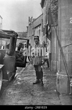 'Le général Mangin; ancien compagnon de marché dans la mission du Congo-Nil, lieutenant du général Lyautey au Maroc, ou il delivra Marakech, le général Mangin commandant d'une division, la 5e, qui s'est illustrae a Neuville-Saint-Vaast en 1915 et recemment, a fort Caillette et Douaumont ; il vient promu divisionnaire', 1916. De "Collection de la guerre IV L'Illustration Tomé CXLVII. La guerre janvier, Fevrier, Mars, avril, Mai, Juin 1916". Banque D'Images