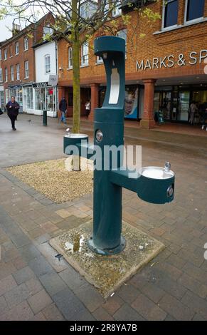 Une station moderne de remplissage de bouteilles d'eau et de boissons dans le centre d'Epsom Banque D'Images