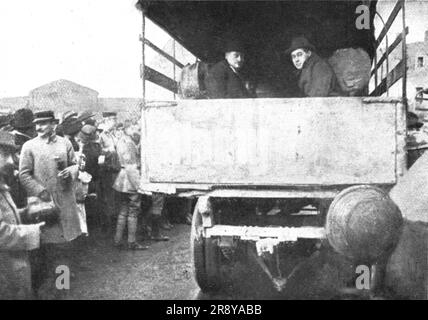 'Les désirables; un départ en camion automobile d'Allemands immigres en Alsace et voyages dans leur propre pays par mesure administrative', 1918. De "l'Album de la guerre 1914-1919, Volume 2" [l'Illustration, Paris, 1924]. Banque D'Images