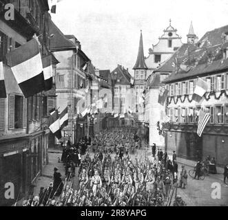 'Notre entr&#xe9;e a Colmar; le fichier des troupes francaises dans les rues pittoresques de la ville, le 22 novembre 1918', 1918. De "l'Album de la guerre 1914-1919, Volume 2" [l'Illustration, Paris, 1924]. Banque D'Images