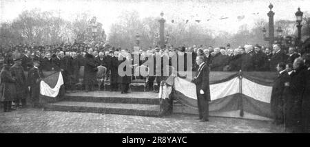 'La delivrance de l'Alsace et de la Lorraine celebree a Paris le 17 novembre 1918. La tribune officielle, entre les statues de Rouen et de Brest, face aux statues de lille et de Strasbourg : m Poincare prononce son décous, 1918. De "l'Album de la guerre 1914-1919, Volume 2" [l'Illustration, Paris, 1924]. Banque D'Images