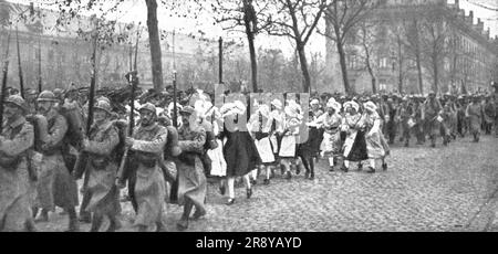 'A Metz; l'entr&#xe9;e des Français, le 19 novembre 1918: au defile des troupes se sont melées de jeunes Lorraines enthousiastes', 1918. De "l'Album de la guerre 1914-1919, Volume 2" [l'Illustration, Paris, 1924]. Banque D'Images