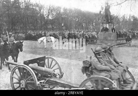 'Notre entr&#xe9;e a Metz; les troupes francaises défilent, 19 novembre 1918, sur l'esplanade de Metz, au pied de la statue du maréchal Ney, dévorant Petain qui la veille, un ete éléve a la dignité de maréchal de France', 1918. De "l'Album de la guerre 1914-1919, Volume 2" [l'Illustration, Paris, 1924]. Banque D'Images