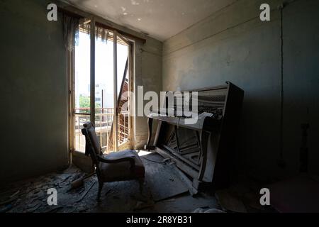 Un piano dans un appartement abandonné dans la zone tampon de Nicosie, Chypre. Faisant partie de la Force des Nations Unies chargée du maintien de la paix à Chypre, la Cavalerie maintient la paix et la stabilité dans une zone qui est limitée au public et qui a séparé le Nord chypriote turc et le Sud chypriote grec depuis le cessez-le-feu en août 1974. La zone tampon s'étend sur environ 180 km et comprend des maisons abandonnées et des entreprises fermées d'où les résidents ont été contraints de fuir pendant l'invasion turque. Date de la photo: Jeudi 22 juin 2023. Banque D'Images