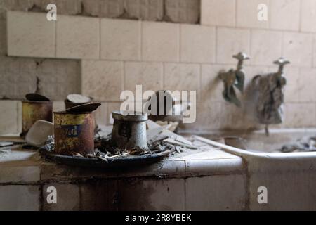 La salle de bains d'un appartement abandonné dans la zone tampon à Nicosie, Chypre. Faisant partie de la Force des Nations Unies chargée du maintien de la paix à Chypre, la Cavalerie maintient la paix et la stabilité dans une zone qui est limitée au public et qui a séparé le Nord chypriote turc et le Sud chypriote grec depuis le cessez-le-feu en août 1974. La zone tampon s'étend sur environ 180 km et comprend des maisons abandonnées et des entreprises fermées d'où les résidents ont été contraints de fuir pendant l'invasion turque. Date de la photo: Jeudi 22 juin 2023. Banque D'Images