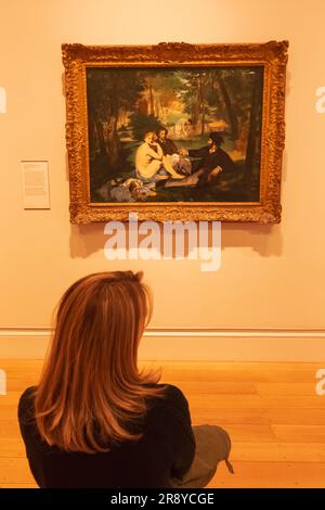 Angleterre, Londres, The Strand, Galerie Courtauld, vue intérieure des visiteurs féminins regardant la peinture Banque D'Images