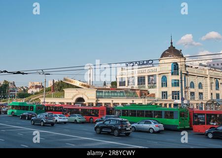 Kazan, Russie - 7 juin 2023: Paysage urbain. Tukay Square, centre commercial de Koltso, transports en commun Banque D'Images