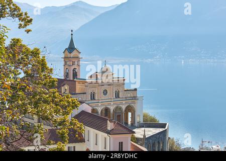 Vue aérienne d'un beau monastère connu sous le nom de Madonna del Sasso à Locarno, Suisse Banque D'Images