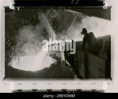 Le photographe SS Cantzler a capturé la dure réalité de la Russie en 1943. Les images représentent un chantier naval, une usine détruite, une fonderie, un schwimmwagen, une artillerie lourde, panzers accompagnés d'infanterie (y compris les chars et les SStuG Tiger I), d'une équipe de tireurs et de portraits de soldats intimes Banque D'Images