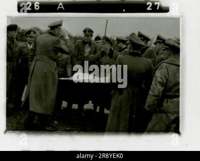 SS Photographer Damher, Hollande 1944 assassina le personnel militaire allemand avec la voiture, le portrait du soldat, le char Panther, groupe d'officiers supérieurs avec une carte. Images illustrant les activités de première ligne des unités Waffen-SS . Banque D'Images